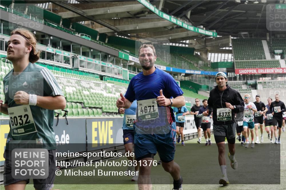 05.10.2025 - 20. swb-Marathon Bremen Michael Burmester http://msf.ph/oto/9331376 05.10.2025 13:04:43 Laufen im Stadion 100, 199, 360, 406, 421, 470, 490, 607, 712, 858, 1012, 1061, 1080, 1084, 1132, 1404, 1413, 1468, 1478, 1746, 1765, 1834, 1852, 1914, 1997, 2009, 2086, 2333, 2399, 2536, 2584, 2617, 2664, 2802, 2901, 2989, 3008, 3216, 3346, 3413, 3433, 3445, 3483, 3561, 3658, 3901, 4001, 4005, 4187, 4241, 4243, 4244, 4335, 4501, 4524, 4627, 4634, 4637, 4638, 4671, 4757, 4803, 4838, 4840, 4858, 4928, 5082, 5212, 5247, 5286, 5295, 5343, 5446, 5464, 5614, 5832, 5969, 6287, 1336 meine-sportfotos.de