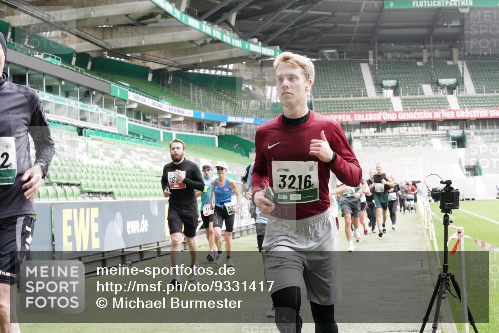 05.10.2025 - 20. swb-Marathon Bremen Michael Burmester http://msf.ph/oto/9331417 05.10.2025 13:04:51 Laufen im Stadion 100, 190, 199, 406, 421, 470, 490, 607, 712, 858, 924, 1012, 1061, 1080, 1132, 1404, 1455, 1478, 1480, 1746, 1765, 1834, 1852, 1914, 1997, 2009, 2086, 2333, 2399, 2536, 2584, 2604, 2617, 2664, 2802, 2901, 2989, 3008, 3049, 3216, 3346, 3378, 3380, 3413, 3433, 3445, 3483, 3561, 3658, 3799, 3901, 4001, 4055, 4187, 4241, 4243, 4244, 4376, 4501, 4627, 4634, 4671, 4757, 4803, 4838, 4840, 4855, 4858, 4928, 5082, 5247, 5286, 5295, 5446, 5464, 5614, 5832, 5904, 5969 meine-sportfotos.de