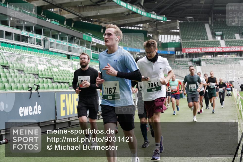 05.10.2025 - 20. swb-Marathon Bremen Michael Burmester http://msf.ph/oto/9331421 05.10.2025 13:04:52 Laufen im Stadion 100, 190, 199, 406, 421, 470, 490, 607, 678, 712, 858, 924, 1012, 1061, 1080, 1132, 1404, 1455, 1478, 1480, 1746, 1765, 1834, 1852, 1914, 1997, 2009, 2086, 2190, 2333, 2399, 2536, 2584, 2604, 2617, 2664, 2802, 2901, 2989, 3008, 3049, 3216, 3346, 3378, 3380, 3413, 3433, 3445, 3483, 3561, 3658, 3799, 3901, 4001, 4055, 4187, 4241, 4243, 4244, 4376, 4501, 4627, 4634, 4671, 4757, 4803, 4838, 4840, 4855, 4858, 4928, 5082, 5247, 5286, 5295, 5446, 5464, 5614, 5832, 5904 meine-sportfotos.de