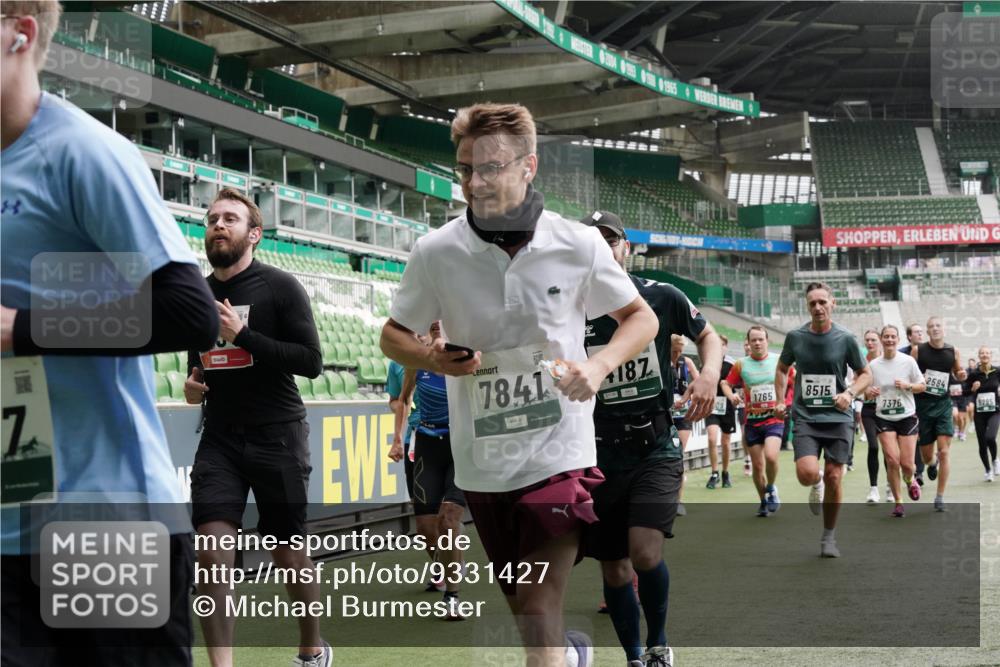 05.10.2025 - 20. swb-Marathon Bremen Michael Burmester http://msf.ph/oto/9331427 05.10.2025 13:04:53 Laufen im Stadion 100, 190, 199, 406, 421, 470, 490, 607, 678, 712, 858, 924, 1012, 1061, 1080, 1132, 1404, 1455, 1478, 1480, 1545, 1746, 1765, 1834, 1852, 1914, 1990, 1997, 2009, 2086, 2190, 2333, 2399, 2536, 2584, 2604, 2617, 2664, 2802, 2901, 2989, 3008, 3049, 3216, 3346, 3378, 3380, 3413, 3433, 3445, 3483, 3561, 3658, 3799, 3901, 4001, 4055, 4187, 4241, 4243, 4244, 4376, 4501, 4627, 4634, 4671, 4757, 4803, 4838, 4840, 4855, 4858, 4928, 5082, 5247, 5286, 5295, 5446, 5464, 5614, 5832, 5904 meine-sportfotos.de