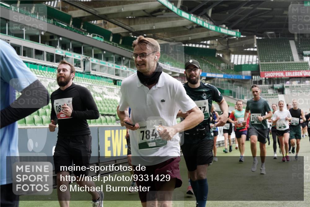 05.10.2025 - 20. swb-Marathon Bremen Michael Burmester http://msf.ph/oto/9331429 05.10.2025 13:04:53 Laufen im Stadion 100, 190, 199, 406, 421, 470, 490, 607, 678, 712, 858, 924, 1012, 1061, 1080, 1132, 1404, 1455, 1478, 1480, 1545, 1746, 1765, 1834, 1852, 1914, 1990, 1997, 2009, 2086, 2190, 2333, 2399, 2536, 2584, 2604, 2617, 2664, 2802, 2901, 2989, 3008, 3049, 3216, 3346, 3378, 3380, 3413, 3433, 3445, 3483, 3561, 3658, 3799, 3901, 4001, 4055, 4187, 4241, 4243, 4244, 4376, 4501, 4627, 4634, 4671, 4757, 4803, 4838, 4840, 4855, 4858, 4928, 5082, 5247, 5286, 5295, 5446, 5464, 5614, 5832, 5904 meine-sportfotos.de