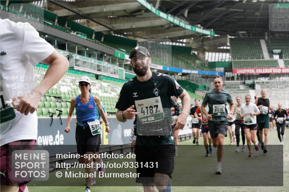 05.10.2025 - 20. swb-Marathon Bremen Michael Burmester http://msf.ph/oto/9331431 05.10.2025 13:04:53 Laufen im Stadion 100, 190, 199, 406, 421, 470, 490, 607, 678, 712, 858, 924, 1012, 1061, 1080, 1132, 1404, 1455, 1478, 1480, 1545, 1746, 1765, 1834, 1852, 1914, 1990, 1997, 2009, 2086, 2190, 2333, 2399, 2536, 2584, 2604, 2617, 2664, 2802, 2901, 2989, 3008, 3049, 3216, 3346, 3378, 3380, 3413, 3433, 3445, 3483, 3561, 3658, 3799, 3901, 4001, 4055, 4187, 4241, 4243, 4244, 4376, 4501, 4627, 4634, 4671, 4757, 4803, 4838, 4840, 4855, 4858, 4928, 5082, 5247, 5286, 5295, 5446, 5464, 5614, 5832, 5904 meine-sportfotos.de