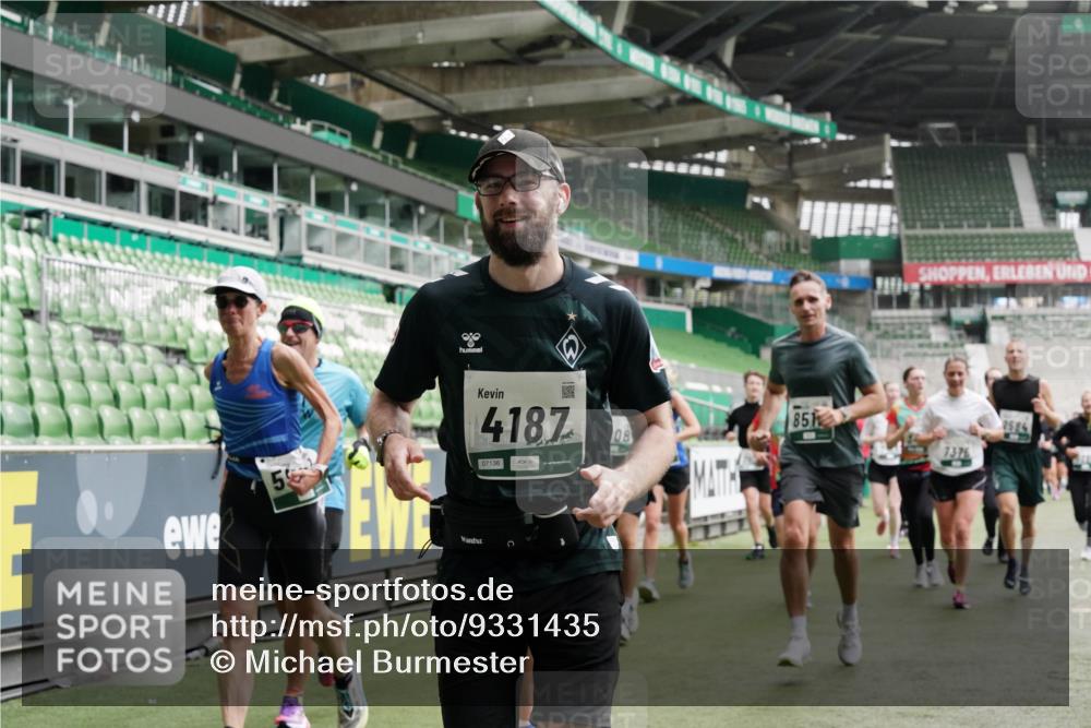 05.10.2025 - 20. swb-Marathon Bremen Michael Burmester http://msf.ph/oto/9331435 05.10.2025 13:04:54 Laufen im Stadion 100, 190, 199, 406, 421, 470, 490, 607, 678, 712, 858, 924, 1012, 1061, 1080, 1132, 1404, 1455, 1478, 1480, 1545, 1746, 1765, 1834, 1852, 1990, 1997, 2009, 2086, 2190, 2333, 2399, 2536, 2584, 2604, 2617, 2664, 2802, 2901, 2989, 3008, 3049, 3216, 3346, 3378, 3380, 3413, 3433, 3445, 3483, 3561, 3658, 3799, 3901, 4001, 4055, 4187, 4241, 4243, 4244, 4376, 4501, 4627, 4634, 4671, 4757, 4803, 4838, 4855, 4858, 4928, 5082, 5247, 5286, 5295, 5446, 5464, 5614, 5832, 5904 meine-sportfotos.de