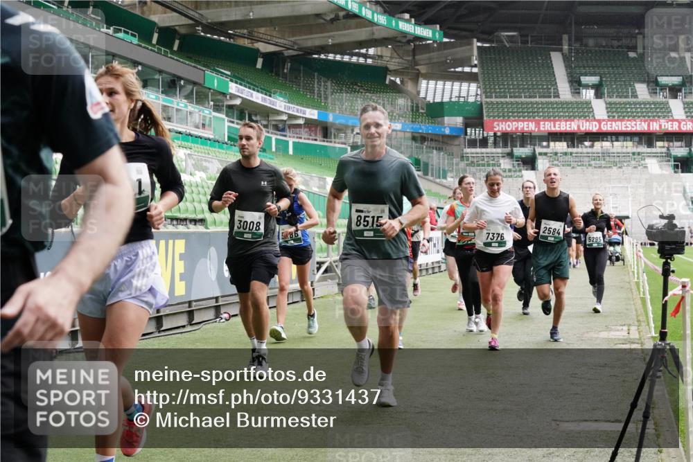 05.10.2025 - 20. swb-Marathon Bremen Michael Burmester http://msf.ph/oto/9331437 05.10.2025 13:04:54 Laufen im Stadion 100, 190, 199, 406, 421, 470, 490, 607, 678, 712, 858, 924, 1012, 1061, 1080, 1132, 1404, 1455, 1478, 1480, 1545, 1746, 1765, 1834, 1852, 1990, 1997, 2009, 2086, 2190, 2333, 2399, 2536, 2584, 2604, 2617, 2664, 2802, 2901, 2989, 3008, 3049, 3216, 3346, 3378, 3380, 3413, 3433, 3445, 3483, 3561, 3658, 3799, 3901, 4001, 4055, 4187, 4241, 4243, 4244, 4376, 4501, 4627, 4634, 4671, 4757, 4803, 4838, 4855, 4858, 4928, 5082, 5247, 5286, 5295, 5446, 5464, 5614, 5832, 5904 meine-sportfotos.de