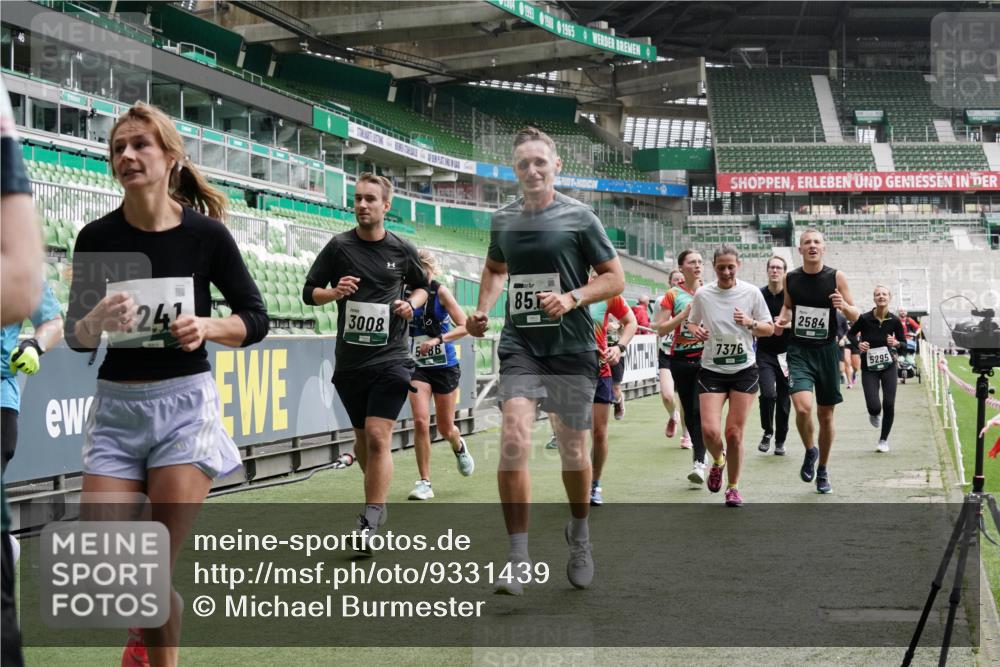 05.10.2025 - 20. swb-Marathon Bremen Michael Burmester http://msf.ph/oto/9331439 05.10.2025 13:04:54 Laufen im Stadion 100, 190, 199, 406, 421, 470, 490, 607, 678, 712, 858, 924, 1012, 1061, 1080, 1132, 1404, 1455, 1478, 1480, 1545, 1746, 1765, 1834, 1852, 1990, 1997, 2009, 2086, 2190, 2333, 2399, 2536, 2584, 2604, 2617, 2664, 2802, 2901, 2989, 3008, 3049, 3216, 3346, 3378, 3380, 3413, 3433, 3445, 3483, 3561, 3658, 3799, 3901, 4001, 4055, 4187, 4241, 4243, 4244, 4376, 4501, 4627, 4634, 4671, 4757, 4803, 4838, 4855, 4858, 4928, 5082, 5247, 5286, 5295, 5446, 5464, 5614, 5832, 5904 meine-sportfotos.de