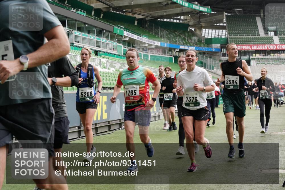 05.10.2025 - 20. swb-Marathon Bremen Michael Burmester http://msf.ph/oto/9331451 05.10.2025 13:04:56 Laufen im Stadion 100, 190, 199, 406, 421, 470, 490, 607, 678, 712, 858, 924, 1012, 1061, 1080, 1132, 1404, 1455, 1478, 1480, 1545, 1746, 1765, 1834, 1867, 1990, 1997, 2009, 2086, 2190, 2333, 2399, 2536, 2584, 2604, 2617, 2664, 2802, 2901, 2935, 2989, 3008, 3049, 3216, 3346, 3378, 3380, 3413, 3433, 3445, 3483, 3561, 3658, 3799, 3901, 4001, 4055, 4187, 4207, 4241, 4243, 4244, 4376, 4501, 4627, 4634, 4671, 4757, 4803, 4838, 4855, 4858, 4928, 5082, 5247, 5286, 5295, 5446, 5464, 5614, 5904 meine-sportfotos.de