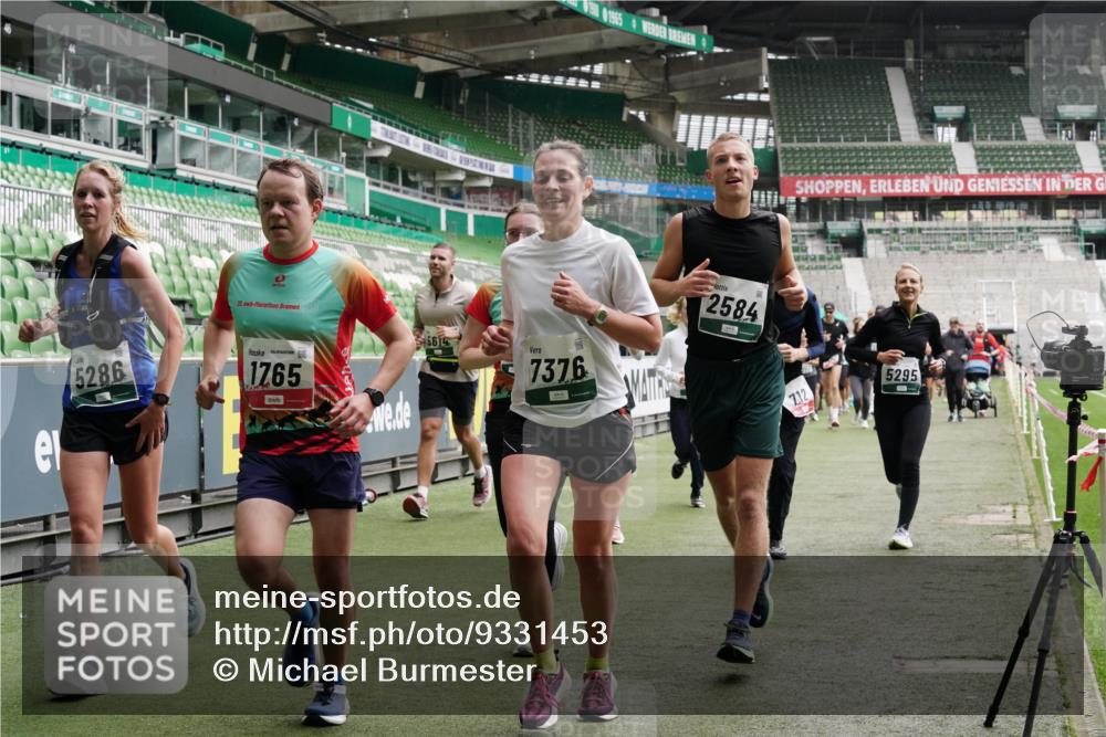 05.10.2025 - 20. swb-Marathon Bremen Michael Burmester http://msf.ph/oto/9331453 05.10.2025 13:04:56 Laufen im Stadion 100, 190, 199, 406, 421, 470, 490, 607, 678, 712, 858, 924, 1012, 1061, 1080, 1132, 1404, 1455, 1478, 1480, 1545, 1746, 1765, 1834, 1867, 1990, 1997, 2009, 2086, 2190, 2333, 2399, 2536, 2584, 2604, 2617, 2664, 2802, 2901, 2935, 2989, 3008, 3049, 3216, 3346, 3378, 3380, 3413, 3433, 3445, 3483, 3561, 3658, 3799, 3901, 4001, 4055, 4187, 4207, 4241, 4243, 4244, 4376, 4501, 4627, 4634, 4671, 4757, 4803, 4838, 4855, 4858, 4928, 5082, 5247, 5286, 5295, 5446, 5464, 5614, 5904 meine-sportfotos.de