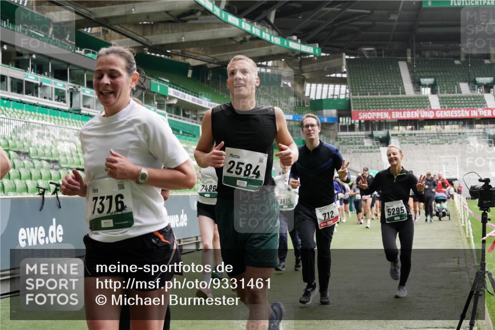 05.10.2025 - 20. swb-Marathon Bremen Michael Burmester http://msf.ph/oto/9331461 05.10.2025 13:04:57 Laufen im Stadion 100, 190, 199, 406, 421, 470, 490, 607, 678, 712, 858, 924, 1012, 1061, 1080, 1132, 1404, 1455, 1478, 1480, 1545, 1746, 1765, 1834, 1840, 1867, 1990, 1997, 2009, 2086, 2190, 2333, 2399, 2536, 2584, 2604, 2617, 2664, 2802, 2901, 2935, 2989, 3008, 3049, 3216, 3346, 3378, 3380, 3413, 3433, 3445, 3483, 3561, 3658, 3799, 3901, 4001, 4055, 4187, 4207, 4241, 4243, 4244, 4376, 4501, 4627, 4634, 4671, 4757, 4803, 4838, 4855, 4858, 4928, 5082, 5247, 5286, 5295, 5446, 5464, 5614, 5904 meine-sportfotos.de