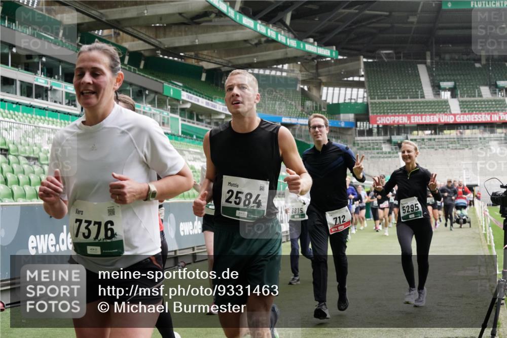05.10.2025 - 20. swb-Marathon Bremen Michael Burmester http://msf.ph/oto/9331463 05.10.2025 13:04:57 Laufen im Stadion 100, 190, 199, 406, 421, 470, 490, 607, 678, 712, 858, 924, 1012, 1061, 1080, 1132, 1404, 1455, 1478, 1480, 1545, 1746, 1765, 1834, 1840, 1867, 1990, 1997, 2009, 2086, 2190, 2333, 2399, 2536, 2584, 2604, 2617, 2664, 2802, 2901, 2935, 2989, 3008, 3049, 3216, 3346, 3378, 3380, 3413, 3433, 3445, 3483, 3561, 3658, 3799, 3901, 4001, 4055, 4187, 4207, 4241, 4243, 4244, 4376, 4501, 4627, 4634, 4671, 4757, 4803, 4838, 4855, 4858, 4928, 5082, 5247, 5286, 5295, 5446, 5464, 5614, 5904 meine-sportfotos.de