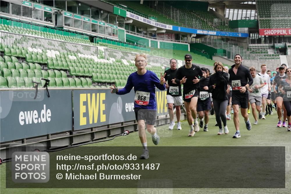 05.10.2025 - 20. swb-Marathon Bremen Michael Burmester http://msf.ph/oto/9331487 05.10.2025 13:05:02 Laufen im Stadion 100, 190, 199, 406, 421, 490, 607, 678, 712, 858, 924, 1012, 1061, 1132, 1404, 1455, 1480, 1545, 1746, 1765, 1834, 1840, 1867, 1990, 2009, 2086, 2190, 2399, 2536, 2584, 2604, 2664, 2802, 2901, 2935, 2989, 3008, 3025, 3049, 3216, 3346, 3378, 3380, 3413, 3433, 3445, 3483, 3561, 3658, 3799, 3901, 4001, 4055, 4187, 4207, 4241, 4243, 4244, 4376, 4501, 4627, 4634, 4665, 4671, 4757, 4838, 4855, 4858, 5082, 5247, 5286, 5295, 5446, 5464, 5614, 5904 meine-sportfotos.de