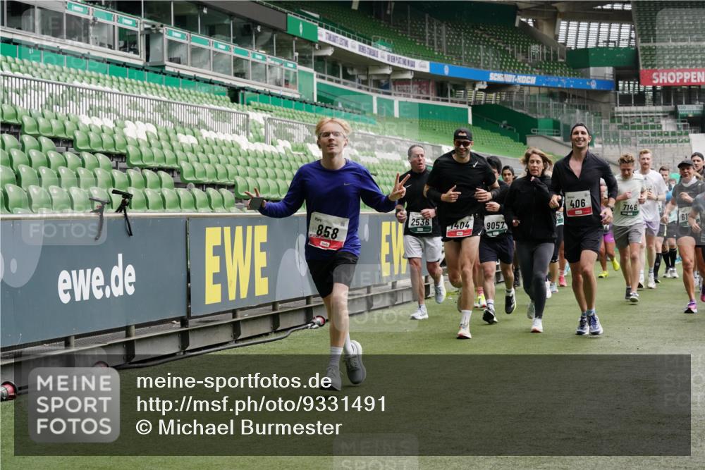 05.10.2025 - 20. swb-Marathon Bremen Michael Burmester http://msf.ph/oto/9331491 05.10.2025 13:05:03 Laufen im Stadion 100, 190, 199, 406, 421, 490, 607, 678, 712, 858, 924, 1012, 1061, 1132, 1404, 1455, 1480, 1545, 1746, 1765, 1834, 1840, 1867, 1990, 2009, 2058, 2086, 2190, 2399, 2536, 2584, 2604, 2664, 2802, 2901, 2935, 2989, 3008, 3025, 3049, 3216, 3346, 3378, 3380, 3413, 3433, 3445, 3483, 3561, 3658, 3799, 3901, 4001, 4055, 4187, 4207, 4241, 4243, 4244, 4376, 4501, 4627, 4634, 4665, 4671, 4757, 4838, 4855, 4858, 5082, 5247, 5286, 5295, 5446, 5464, 5614, 5904 meine-sportfotos.de