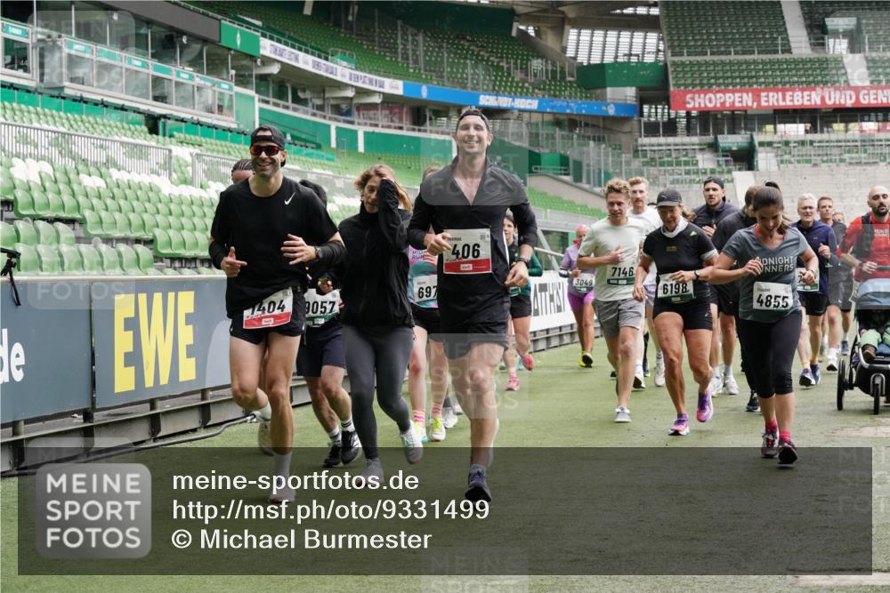 05.10.2025 - 20. swb-Marathon Bremen Michael Burmester http://msf.ph/oto/9331499 05.10.2025 13:05:04 Laufen im Stadion 190, 199, 406, 421, 490, 607, 678, 712, 858, 924, 1012, 1061, 1132, 1228, 1404, 1455, 1480, 1545, 1746, 1765, 1834, 1840, 1867, 1990, 2009, 2058, 2086, 2190, 2399, 2536, 2584, 2604, 2664, 2802, 2901, 2935, 2989, 3008, 3025, 3049, 3216, 3346, 3378, 3380, 3413, 3433, 3445, 3483, 3561, 3658, 3799, 3901, 4001, 4055, 4187, 4207, 4241, 4243, 4244, 4326, 4376, 4501, 4627, 4634, 4665, 4671, 4757, 4838, 4855, 4858, 4892, 5082, 5247, 5286, 5295, 5446, 5464, 5614, 5904, 6283 meine-sportfotos.de