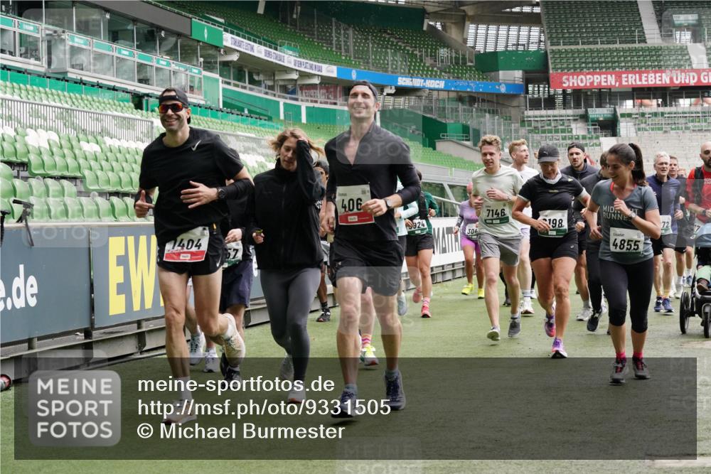 05.10.2025 - 20. swb-Marathon Bremen Michael Burmester http://msf.ph/oto/9331505 05.10.2025 13:05:04 Laufen im Stadion 190, 199, 406, 421, 490, 607, 678, 712, 858, 924, 1012, 1061, 1132, 1228, 1404, 1455, 1480, 1545, 1746, 1765, 1834, 1840, 1867, 1990, 2009, 2058, 2086, 2190, 2399, 2536, 2584, 2604, 2664, 2802, 2901, 2935, 2989, 3008, 3025, 3049, 3216, 3346, 3378, 3380, 3413, 3433, 3445, 3483, 3561, 3658, 3799, 3901, 4001, 4055, 4187, 4207, 4241, 4243, 4244, 4326, 4376, 4501, 4627, 4634, 4665, 4671, 4757, 4838, 4855, 4858, 4892, 5082, 5247, 5286, 5295, 5446, 5464, 5614, 5904, 6283 meine-sportfotos.de
