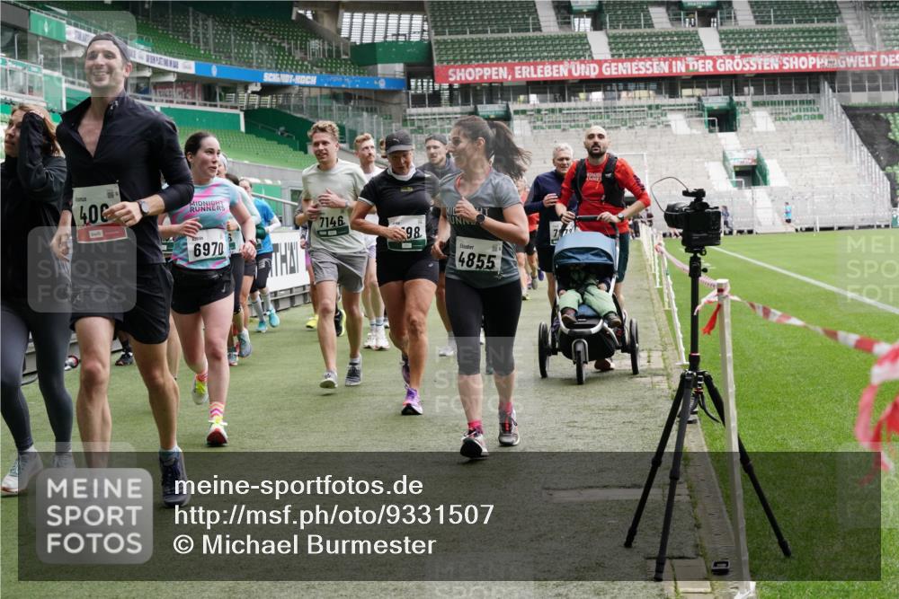 05.10.2025 - 20. swb-Marathon Bremen Michael Burmester http://msf.ph/oto/9331507 05.10.2025 13:05:05 Laufen im Stadion 190, 199, 406, 421, 490, 607, 678, 712, 858, 924, 1012, 1061, 1132, 1228, 1404, 1455, 1480, 1545, 1746, 1765, 1834, 1840, 1867, 1990, 2009, 2058, 2086, 2190, 2399, 2536, 2584, 2604, 2664, 2785, 2802, 2901, 2935, 2989, 3008, 3025, 3049, 3216, 3378, 3380, 3413, 3433, 3445, 3483, 3561, 3658, 3799, 3901, 4001, 4055, 4187, 4207, 4241, 4244, 4326, 4332, 4376, 4501, 4627, 4634, 4665, 4671, 4838, 4855, 4858, 4892, 5082, 5247, 5286, 5295, 5382, 5446, 5464, 5614, 5904, 6283 meine-sportfotos.de