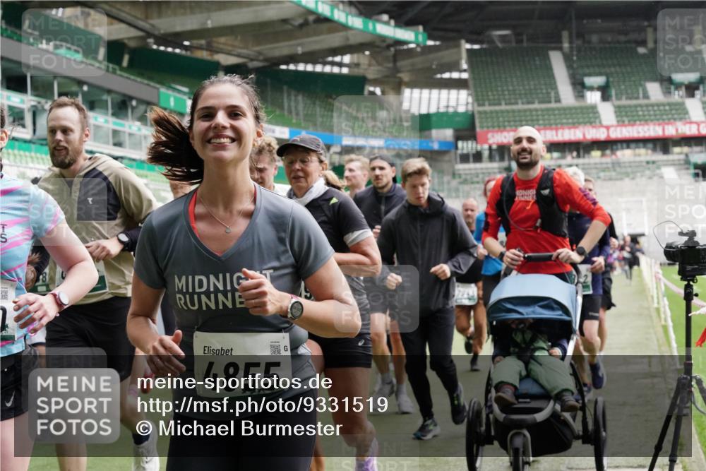 05.10.2025 - 20. swb-Marathon Bremen Michael Burmester http://msf.ph/oto/9331519 05.10.2025 13:05:07 Laufen im Stadion 190, 199, 406, 421, 490, 678, 712, 858, 924, 1061, 1132, 1228, 1404, 1455, 1480, 1545, 1746, 1765, 1834, 1840, 1867, 1990, 2009, 2058, 2086, 2190, 2399, 2536, 2584, 2604, 2664, 2785, 2802, 2901, 2935, 2989, 3008, 3025, 3049, 3216, 3378, 3380, 3413, 3433, 3445, 3483, 3561, 3658, 3799, 3837, 3901, 4001, 4055, 4187, 4207, 4241, 4244, 4326, 4332, 4376, 4501, 4627, 4634, 4665, 4671, 4838, 4855, 4858, 4892, 4904, 5082, 5247, 5286, 5295, 5382, 5614, 5904, 6283 meine-sportfotos.de