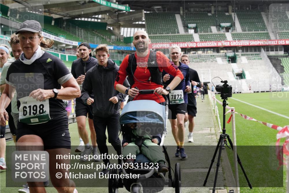 05.10.2025 - 20. swb-Marathon Bremen Michael Burmester http://msf.ph/oto/9331523 05.10.2025 13:05:08 Laufen im Stadion 190, 199, 406, 421, 490, 678, 712, 858, 924, 1061, 1132, 1228, 1404, 1455, 1480, 1545, 1746, 1765, 1834, 1840, 1867, 1990, 2009, 2058, 2086, 2190, 2399, 2536, 2584, 2604, 2664, 2785, 2802, 2901, 2935, 2989, 3008, 3025, 3049, 3216, 3378, 3380, 3413, 3433, 3445, 3483, 3561, 3658, 3799, 3837, 3901, 4001, 4055, 4187, 4207, 4241, 4244, 4326, 4332, 4376, 4501, 4627, 4634, 4665, 4671, 4838, 4855, 4858, 4892, 4904, 5082, 5247, 5286, 5295, 5382, 5614, 5904, 6283 meine-sportfotos.de