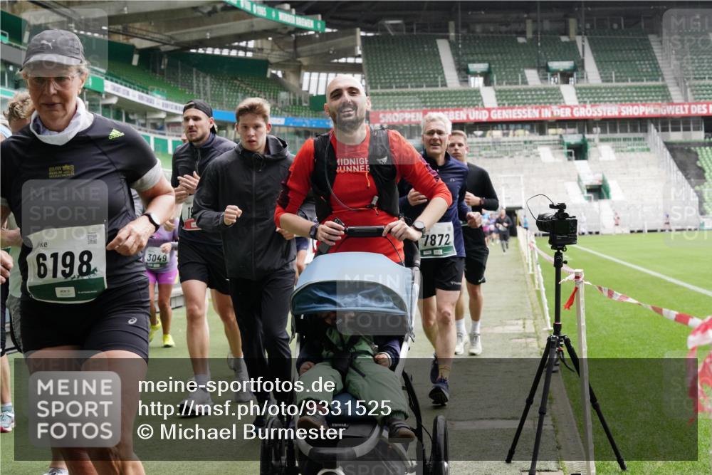 05.10.2025 - 20. swb-Marathon Bremen Michael Burmester http://msf.ph/oto/9331525 05.10.2025 13:05:08 Laufen im Stadion 190, 199, 406, 421, 490, 678, 712, 858, 924, 1061, 1132, 1228, 1404, 1455, 1480, 1545, 1746, 1765, 1834, 1840, 1867, 1990, 2009, 2058, 2086, 2190, 2399, 2536, 2584, 2604, 2664, 2785, 2802, 2901, 2935, 2989, 3008, 3025, 3049, 3216, 3378, 3380, 3413, 3433, 3445, 3483, 3561, 3658, 3799, 3837, 3901, 4001, 4055, 4187, 4207, 4241, 4244, 4326, 4332, 4376, 4501, 4627, 4634, 4665, 4671, 4838, 4855, 4858, 4892, 4904, 5082, 5247, 5286, 5295, 5382, 5614, 5904, 6283 meine-sportfotos.de