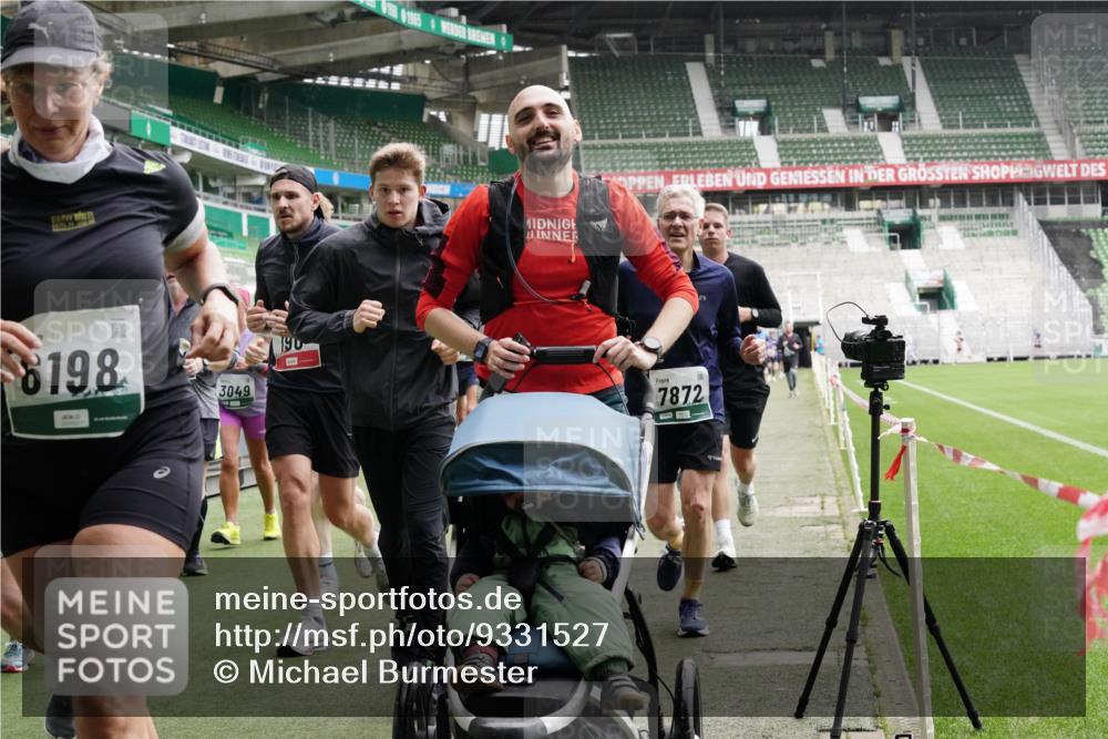 05.10.2025 - 20. swb-Marathon Bremen Michael Burmester http://msf.ph/oto/9331527 05.10.2025 13:05:08 Laufen im Stadion 190, 199, 406, 421, 490, 678, 712, 858, 924, 1061, 1132, 1228, 1404, 1455, 1480, 1545, 1746, 1765, 1834, 1840, 1867, 1990, 2009, 2058, 2086, 2190, 2399, 2536, 2584, 2604, 2664, 2785, 2802, 2901, 2935, 2989, 3008, 3025, 3049, 3216, 3378, 3380, 3413, 3433, 3445, 3483, 3561, 3658, 3799, 3837, 3901, 4001, 4055, 4187, 4207, 4241, 4244, 4326, 4332, 4376, 4501, 4627, 4634, 4665, 4671, 4838, 4855, 4858, 4892, 4904, 5082, 5247, 5286, 5295, 5382, 5614, 5904, 6283 meine-sportfotos.de