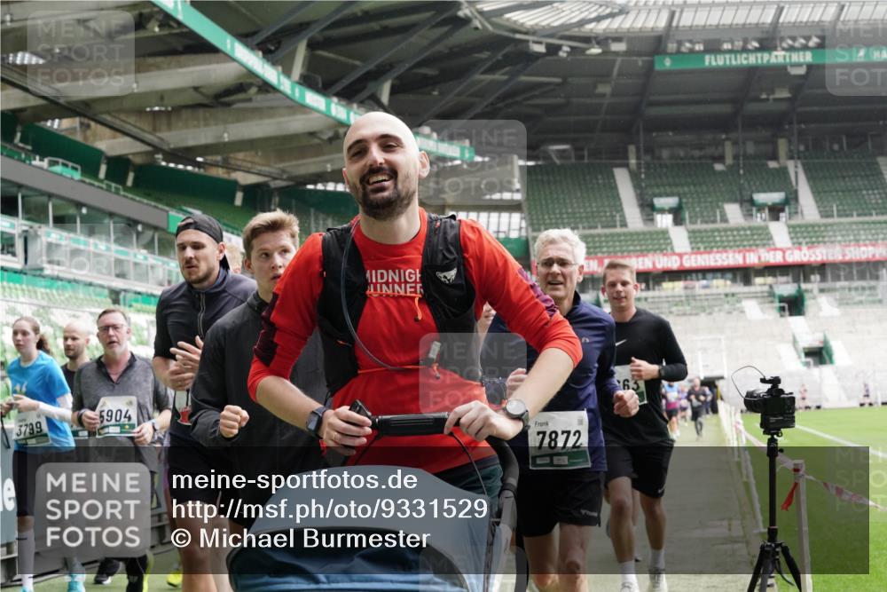 05.10.2025 - 20. swb-Marathon Bremen Michael Burmester http://msf.ph/oto/9331529 05.10.2025 13:05:09 Laufen im Stadion 190, 199, 406, 421, 490, 678, 712, 858, 924, 1061, 1132, 1228, 1404, 1455, 1480, 1545, 1702, 1746, 1765, 1834, 1840, 1867, 1990, 2009, 2058, 2086, 2190, 2399, 2536, 2584, 2604, 2664, 2785, 2802, 2901, 2935, 2989, 3008, 3025, 3049, 3216, 3378, 3380, 3413, 3433, 3445, 3483, 3561, 3658, 3799, 3837, 3901, 4001, 4055, 4187, 4207, 4241, 4244, 4326, 4332, 4376, 4501, 4627, 4634, 4665, 4671, 4838, 4855, 4858, 4892, 4904, 5082, 5247, 5286, 5295, 5382, 5614, 5904, 6283 meine-sportfotos.de