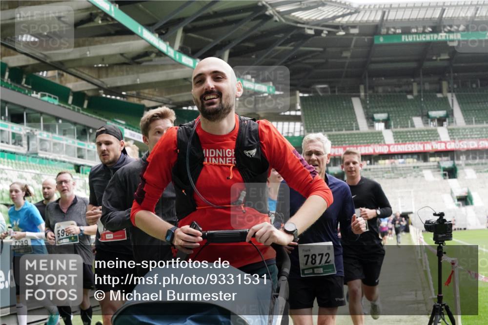 05.10.2025 - 20. swb-Marathon Bremen Michael Burmester http://msf.ph/oto/9331531 05.10.2025 13:05:09 Laufen im Stadion 190, 199, 406, 421, 490, 678, 712, 858, 924, 1061, 1132, 1228, 1404, 1455, 1480, 1545, 1702, 1746, 1765, 1834, 1840, 1867, 1990, 2009, 2058, 2086, 2190, 2399, 2536, 2584, 2604, 2664, 2785, 2802, 2901, 2935, 2989, 3008, 3025, 3049, 3216, 3378, 3380, 3413, 3433, 3445, 3483, 3561, 3658, 3799, 3837, 3901, 4001, 4055, 4187, 4207, 4241, 4244, 4326, 4332, 4376, 4501, 4627, 4634, 4665, 4671, 4838, 4855, 4858, 4892, 4904, 5082, 5247, 5286, 5295, 5382, 5614, 5904, 6283 meine-sportfotos.de
