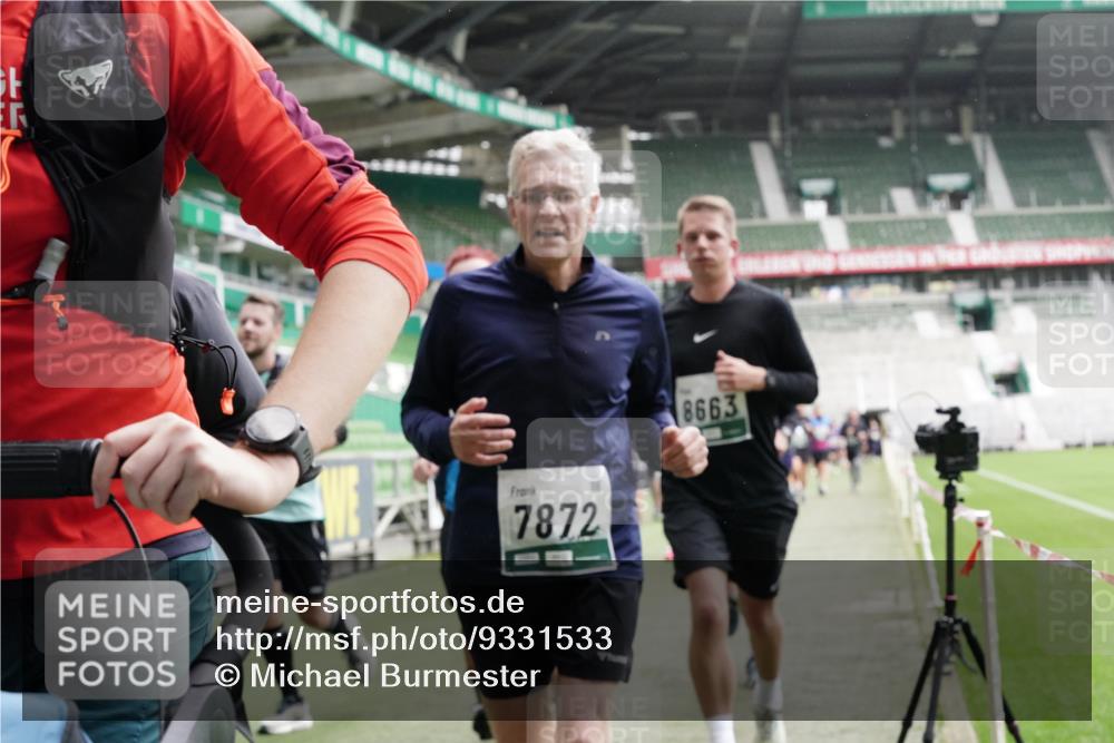 05.10.2025 - 20. swb-Marathon Bremen Michael Burmester http://msf.ph/oto/9331533 05.10.2025 13:05:09 Laufen im Stadion 190, 199, 406, 421, 490, 678, 712, 858, 924, 1061, 1132, 1228, 1404, 1455, 1480, 1545, 1702, 1746, 1765, 1834, 1840, 1867, 1990, 2009, 2058, 2086, 2190, 2399, 2536, 2584, 2604, 2664, 2785, 2802, 2901, 2935, 2989, 3008, 3025, 3049, 3216, 3378, 3380, 3413, 3433, 3445, 3483, 3561, 3658, 3799, 3837, 3901, 4001, 4055, 4187, 4207, 4241, 4244, 4326, 4332, 4376, 4501, 4627, 4634, 4665, 4671, 4838, 4855, 4858, 4892, 4904, 5082, 5247, 5286, 5295, 5382, 5614, 5904, 6283 meine-sportfotos.de