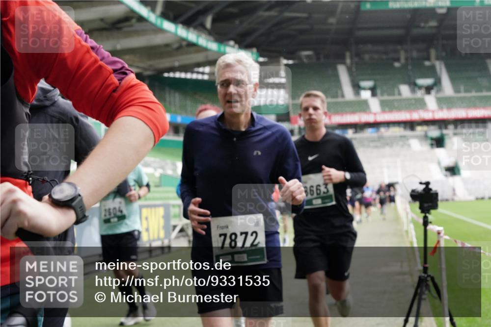 05.10.2025 - 20. swb-Marathon Bremen Michael Burmester http://msf.ph/oto/9331535 05.10.2025 13:05:09 Laufen im Stadion 190, 199, 406, 421, 490, 678, 712, 858, 924, 1061, 1132, 1228, 1404, 1455, 1480, 1545, 1702, 1746, 1765, 1834, 1840, 1867, 1990, 2009, 2058, 2086, 2190, 2399, 2536, 2584, 2604, 2664, 2785, 2802, 2901, 2935, 2989, 3008, 3025, 3049, 3216, 3378, 3380, 3413, 3433, 3445, 3483, 3561, 3658, 3799, 3837, 3901, 4001, 4055, 4187, 4207, 4241, 4244, 4326, 4332, 4376, 4501, 4627, 4634, 4665, 4671, 4838, 4855, 4858, 4892, 4904, 5082, 5247, 5286, 5295, 5382, 5614, 5904, 6283 meine-sportfotos.de