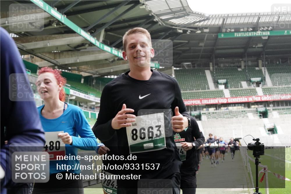 05.10.2025 - 20. swb-Marathon Bremen Michael Burmester http://msf.ph/oto/9331537 05.10.2025 13:05:11 Laufen im Stadion 190, 199, 406, 421, 490, 520, 611, 678, 712, 858, 924, 1061, 1132, 1147, 1228, 1404, 1455, 1480, 1545, 1702, 1746, 1765, 1834, 1840, 1867, 1990, 2009, 2058, 2190, 2399, 2536, 2584, 2604, 2664, 2785, 2802, 2901, 2935, 2989, 3008, 3025, 3049, 3216, 3378, 3380, 3413, 3433, 3445, 3479, 3483, 3561, 3658, 3799, 3837, 3901, 4001, 4055, 4187, 4207, 4241, 4244, 4326, 4332, 4376, 4501, 4627, 4634, 4665, 4671, 4838, 4855, 4858, 4892, 4904, 5082, 5247, 5286, 5295, 5382, 5614, 5904, 6283 meine-sportfotos.de