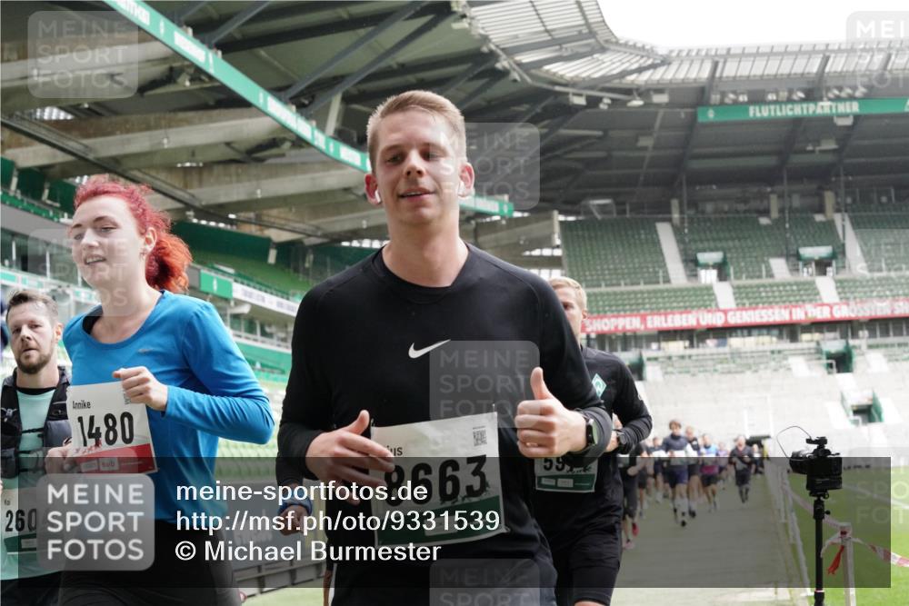05.10.2025 - 20. swb-Marathon Bremen Michael Burmester http://msf.ph/oto/9331539 05.10.2025 13:05:11 Laufen im Stadion 190, 199, 406, 421, 490, 520, 611, 678, 712, 858, 924, 1061, 1132, 1147, 1228, 1404, 1455, 1480, 1545, 1702, 1746, 1765, 1834, 1840, 1867, 1990, 2009, 2058, 2190, 2399, 2536, 2584, 2604, 2664, 2785, 2802, 2901, 2935, 2989, 3008, 3025, 3049, 3216, 3378, 3380, 3413, 3433, 3445, 3479, 3483, 3561, 3658, 3799, 3837, 3901, 4001, 4055, 4187, 4207, 4241, 4244, 4326, 4332, 4376, 4501, 4627, 4634, 4665, 4671, 4838, 4855, 4858, 4892, 4904, 5082, 5247, 5286, 5295, 5382, 5614, 5904, 6283 meine-sportfotos.de