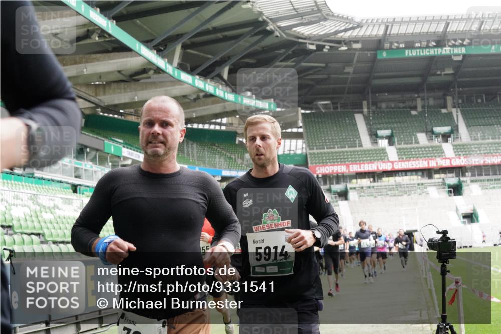 05.10.2025 - 20. swb-Marathon Bremen Michael Burmester http://msf.ph/oto/9331541 05.10.2025 13:05:11 Laufen im Stadion 190, 199, 406, 421, 490, 520, 611, 678, 712, 858, 924, 1061, 1132, 1147, 1228, 1404, 1455, 1480, 1545, 1702, 1746, 1765, 1834, 1840, 1867, 1990, 2009, 2058, 2190, 2399, 2536, 2584, 2604, 2664, 2785, 2802, 2901, 2935, 2989, 3008, 3025, 3049, 3216, 3378, 3380, 3413, 3433, 3445, 3479, 3483, 3561, 3658, 3799, 3837, 3901, 4001, 4055, 4187, 4207, 4241, 4244, 4326, 4332, 4376, 4501, 4627, 4634, 4665, 4671, 4838, 4855, 4858, 4892, 4904, 5082, 5247, 5286, 5295, 5382, 5614, 5904, 6283 meine-sportfotos.de