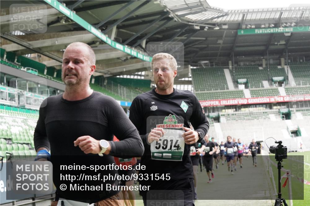 05.10.2025 - 20. swb-Marathon Bremen Michael Burmester http://msf.ph/oto/9331545 05.10.2025 13:05:11 Laufen im Stadion 190, 199, 406, 421, 490, 520, 611, 678, 712, 858, 924, 1061, 1132, 1147, 1228, 1404, 1455, 1480, 1545, 1702, 1746, 1765, 1834, 1840, 1867, 1990, 2009, 2058, 2190, 2399, 2536, 2584, 2604, 2664, 2785, 2802, 2901, 2935, 2989, 3008, 3025, 3049, 3216, 3378, 3380, 3413, 3433, 3445, 3479, 3483, 3561, 3658, 3799, 3837, 3901, 4001, 4055, 4187, 4207, 4241, 4244, 4326, 4332, 4376, 4501, 4627, 4634, 4665, 4671, 4838, 4855, 4858, 4892, 4904, 5082, 5247, 5286, 5295, 5382, 5614, 5904, 6283 meine-sportfotos.de