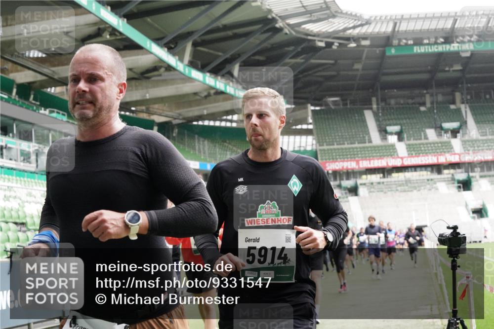 05.10.2025 - 20. swb-Marathon Bremen Michael Burmester http://msf.ph/oto/9331547 05.10.2025 13:05:12 Laufen im Stadion 190, 199, 406, 421, 490, 520, 611, 678, 712, 858, 924, 1061, 1132, 1147, 1228, 1404, 1455, 1480, 1545, 1702, 1746, 1765, 1834, 1840, 1867, 1990, 2009, 2058, 2190, 2399, 2536, 2584, 2604, 2664, 2785, 2802, 2901, 2935, 2989, 3008, 3025, 3049, 3216, 3378, 3380, 3413, 3433, 3445, 3479, 3483, 3561, 3658, 3799, 3809, 3837, 3901, 4001, 4055, 4187, 4207, 4241, 4326, 4332, 4376, 4501, 4627, 4634, 4665, 4671, 4838, 4855, 4858, 4892, 4904, 5082, 5247, 5286, 5295, 5382, 5614, 5904, 6283 meine-sportfotos.de