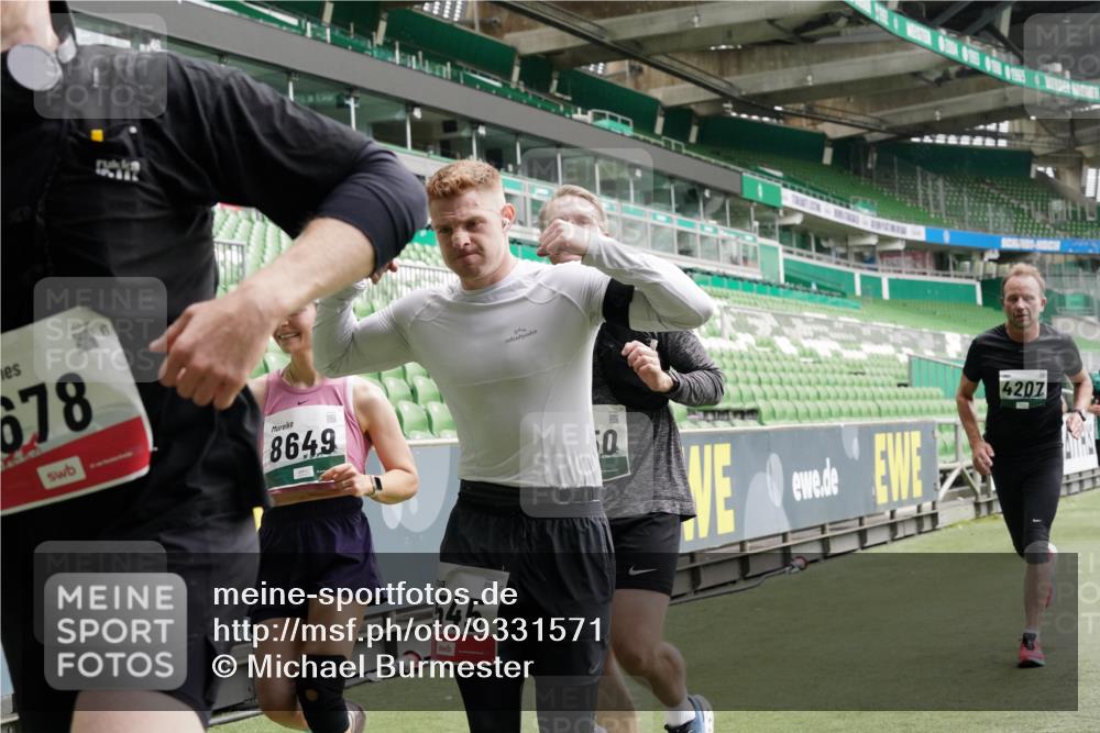 05.10.2025 - 20. swb-Marathon Bremen Michael Burmester http://msf.ph/oto/9331571 05.10.2025 13:05:16 Laufen im Stadion 190, 199, 406, 421, 490, 520, 611, 678, 712, 804, 858, 924, 1061, 1132, 1147, 1228, 1404, 1455, 1480, 1545, 1702, 1746, 1765, 1834, 1840, 1867, 1990, 2009, 2058, 2190, 2198, 2399, 2536, 2584, 2604, 2664, 2785, 2802, 2901, 2935, 3008, 3025, 3049, 3216, 3378, 3380, 3413, 3433, 3445, 3450, 3479, 3483, 3561, 3658, 3799, 3809, 3837, 3901, 4001, 4055, 4187, 4207, 4241, 4326, 4332, 4376, 4634, 4665, 4671, 4676, 4838, 4855, 4858, 4892, 4904, 5286, 5295, 5382, 5614, 5904, 6283 meine-sportfotos.de