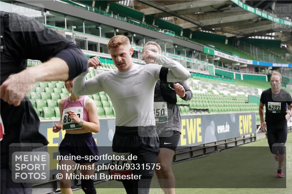 05.10.2025 - 20. swb-Marathon Bremen Michael Burmester http://msf.ph/oto/9331575 05.10.2025 13:05:16 Laufen im Stadion 190, 199, 406, 421, 490, 520, 611, 678, 712, 804, 858, 924, 1061, 1132, 1147, 1228, 1404, 1455, 1480, 1545, 1702, 1746, 1765, 1834, 1840, 1867, 1990, 2009, 2058, 2190, 2198, 2399, 2536, 2584, 2604, 2664, 2785, 2802, 2901, 2935, 3008, 3025, 3049, 3216, 3378, 3380, 3413, 3433, 3445, 3450, 3479, 3483, 3561, 3658, 3799, 3809, 3837, 3901, 4001, 4055, 4187, 4207, 4241, 4326, 4332, 4376, 4634, 4665, 4671, 4676, 4838, 4855, 4858, 4892, 4904, 5286, 5295, 5382, 5614, 5904, 6283 meine-sportfotos.de