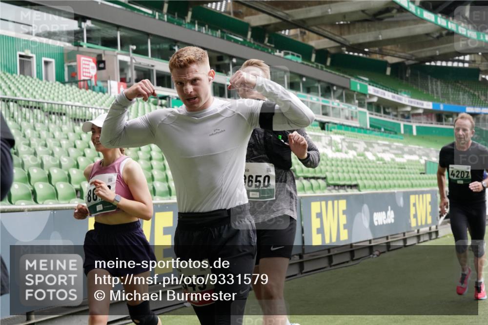 05.10.2025 - 20. swb-Marathon Bremen Michael Burmester http://msf.ph/oto/9331579 05.10.2025 13:05:16 Laufen im Stadion 190, 199, 406, 421, 490, 520, 611, 678, 712, 804, 858, 924, 1061, 1132, 1147, 1228, 1404, 1455, 1480, 1545, 1702, 1746, 1765, 1834, 1840, 1867, 1990, 2009, 2058, 2190, 2198, 2399, 2536, 2584, 2604, 2664, 2785, 2802, 2901, 2935, 3008, 3025, 3049, 3216, 3378, 3380, 3413, 3433, 3445, 3450, 3479, 3483, 3561, 3658, 3799, 3809, 3837, 3901, 4001, 4055, 4187, 4207, 4241, 4326, 4332, 4376, 4634, 4665, 4671, 4676, 4838, 4855, 4858, 4892, 4904, 5286, 5295, 5382, 5614, 5904, 6283 meine-sportfotos.de