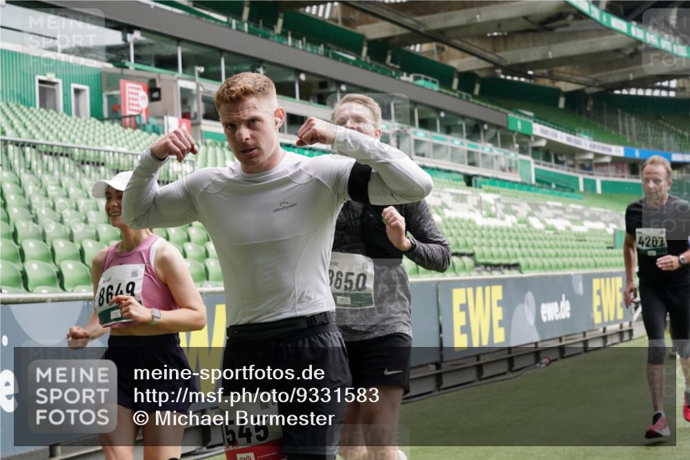 05.10.2025 - 20. swb-Marathon Bremen Michael Burmester http://msf.ph/oto/9331583 05.10.2025 13:05:16 Laufen im Stadion 190, 199, 406, 421, 490, 520, 611, 678, 712, 804, 858, 924, 1061, 1132, 1147, 1228, 1404, 1455, 1480, 1545, 1702, 1746, 1765, 1834, 1840, 1867, 1990, 2009, 2058, 2190, 2198, 2399, 2536, 2584, 2604, 2664, 2785, 2802, 2901, 2935, 3008, 3025, 3049, 3216, 3378, 3380, 3413, 3433, 3445, 3450, 3479, 3483, 3561, 3658, 3799, 3809, 3837, 3901, 4001, 4055, 4187, 4207, 4241, 4326, 4332, 4376, 4634, 4665, 4671, 4676, 4838, 4855, 4858, 4892, 4904, 5286, 5295, 5382, 5614, 5904, 6283 meine-sportfotos.de