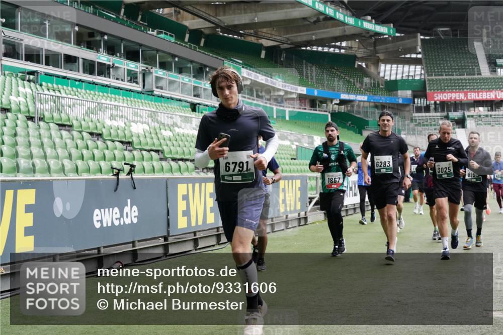 05.10.2025 - 20. swb-Marathon Bremen Michael Burmester http://msf.ph/oto/9331606 05.10.2025 13:05:18 Laufen im Stadion 190, 199, 406, 421, 520, 611, 678, 712, 804, 817, 858, 924, 1061, 1132, 1147, 1228, 1404, 1455, 1480, 1545, 1702, 1746, 1765, 1834, 1840, 1867, 1990, 2009, 2058, 2190, 2198, 2399, 2437, 2536, 2584, 2604, 2785, 2802, 2901, 2935, 3008, 3025, 3049, 3216, 3378, 3380, 3413, 3433, 3445, 3450, 3479, 3561, 3658, 3799, 3809, 3837, 4055, 4187, 4207, 4241, 4326, 4332, 4376, 4634, 4665, 4671, 4676, 4838, 4855, 4858, 4892, 4904, 5176, 5286, 5295, 5382, 5614, 5904, 6283 meine-sportfotos.de