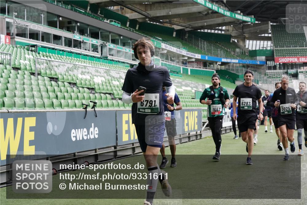 05.10.2025 - 20. swb-Marathon Bremen Michael Burmester http://msf.ph/oto/9331611 05.10.2025 13:05:18 Laufen im Stadion 190, 199, 406, 421, 520, 611, 678, 712, 804, 817, 858, 924, 1061, 1132, 1147, 1228, 1404, 1455, 1480, 1545, 1702, 1746, 1765, 1834, 1840, 1867, 1990, 2009, 2058, 2190, 2198, 2399, 2437, 2536, 2584, 2604, 2785, 2802, 2901, 2935, 3008, 3025, 3049, 3216, 3378, 3380, 3413, 3433, 3445, 3450, 3479, 3561, 3658, 3799, 3809, 3837, 4055, 4187, 4207, 4241, 4326, 4332, 4376, 4634, 4665, 4671, 4676, 4838, 4855, 4858, 4892, 4904, 5176, 5286, 5295, 5382, 5614, 5904, 6283 meine-sportfotos.de