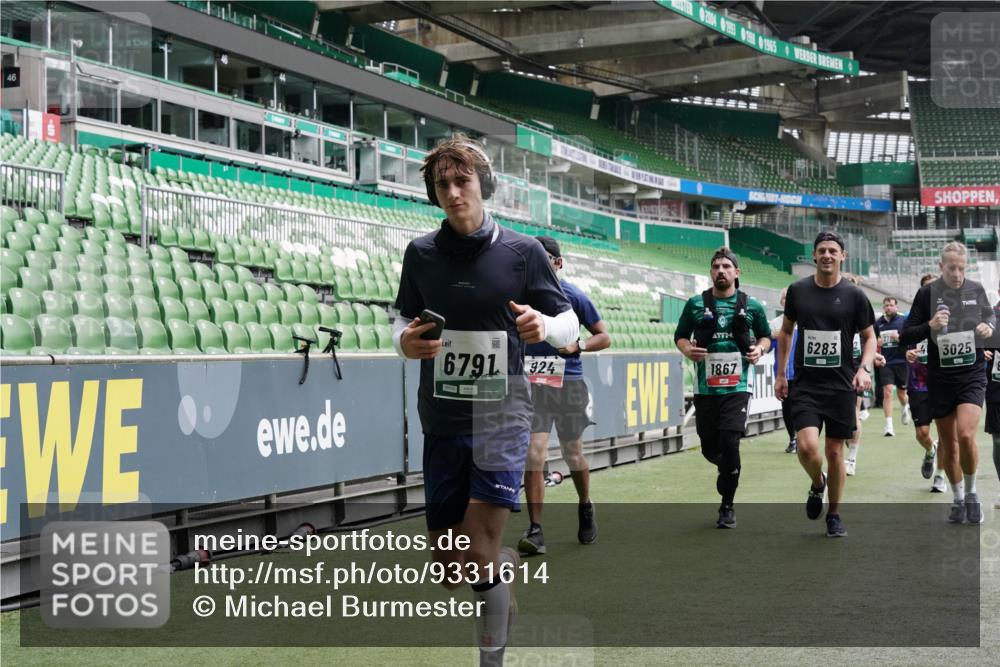 05.10.2025 - 20. swb-Marathon Bremen Michael Burmester http://msf.ph/oto/9331614 05.10.2025 13:05:19 Laufen im Stadion 190, 199, 406, 520, 611, 678, 712, 804, 817, 858, 924, 1061, 1132, 1147, 1228, 1404, 1455, 1480, 1545, 1610, 1702, 1746, 1765, 1834, 1840, 1867, 1990, 2009, 2058, 2187, 2190, 2198, 2399, 2437, 2536, 2584, 2604, 2785, 2802, 2901, 2935, 3008, 3025, 3049, 3216, 3317, 3378, 3380, 3413, 3445, 3450, 3479, 3561, 3799, 3809, 3837, 4055, 4187, 4207, 4241, 4326, 4332, 4376, 4634, 4665, 4671, 4676, 4838, 4855, 4892, 4904, 5176, 5286, 5295, 5382, 5614, 5904, 6283 meine-sportfotos.de