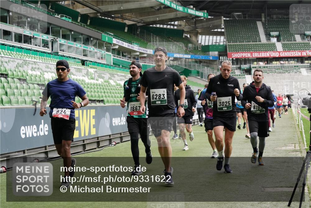 05.10.2025 - 20. swb-Marathon Bremen Michael Burmester http://msf.ph/oto/9331622 05.10.2025 13:05:20 Laufen im Stadion 190, 199, 406, 520, 611, 678, 712, 804, 817, 858, 924, 1061, 1132, 1147, 1228, 1404, 1455, 1480, 1545, 1610, 1702, 1746, 1765, 1834, 1840, 1867, 1990, 2009, 2058, 2187, 2190, 2198, 2399, 2437, 2536, 2584, 2604, 2785, 2802, 2901, 2935, 3008, 3025, 3049, 3216, 3317, 3378, 3380, 3413, 3445, 3450, 3479, 3561, 3799, 3809, 3837, 4055, 4187, 4207, 4241, 4326, 4332, 4376, 4563, 4634, 4665, 4671, 4676, 4831, 4838, 4855, 4892, 4904, 5176, 5286, 5295, 5362, 5382, 5614, 5904, 6283 meine-sportfotos.de