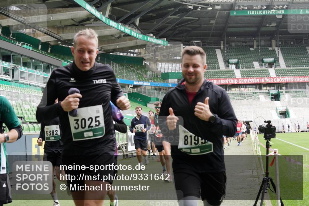 05.10.2025 - 20. swb-Marathon Bremen Michael Burmester http://msf.ph/oto/9331642 05.10.2025 13:05:22 Laufen im Stadion 190, 199, 406, 520, 611, 678, 712, 804, 817, 858, 924, 1061, 1132, 1147, 1228, 1404, 1455, 1480, 1545, 1610, 1702, 1746, 1765, 1834, 1840, 1867, 1990, 2009, 2058, 2187, 2190, 2198, 2437, 2536, 2584, 2604, 2785, 2802, 2901, 2902, 2935, 3008, 3025, 3049, 3216, 3317, 3378, 3380, 3413, 3445, 3450, 3479, 3561, 3799, 3809, 3837, 3853, 4055, 4187, 4207, 4241, 4326, 4332, 4376, 4563, 4634, 4665, 4671, 4676, 4831, 4855, 4892, 4904, 5176, 5286, 5295, 5362, 5382, 5614, 5824, 5904, 6283 meine-sportfotos.de