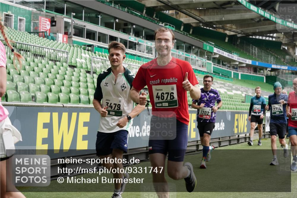 05.10.2025 - 20. swb-Marathon Bremen Michael Burmester http://msf.ph/oto/9331747 05.10.2025 13:05:31 Laufen im Stadion 190, 199, 406, 520, 611, 678, 712, 804, 817, 858, 924, 1132, 1147, 1228, 1404, 1455, 1480, 1545, 1610, 1702, 1746, 1765, 1840, 1867, 1990, 2009, 2058, 2187, 2190, 2198, 2422, 2437, 2536, 2584, 2604, 2785, 2802, 2902, 2935, 3008, 3025, 3049, 3216, 3317, 3378, 3380, 3413, 3445, 3450, 3479, 3561, 3799, 3809, 3837, 3853, 4055, 4187, 4207, 4241, 4326, 4332, 4376, 4563, 4641, 4665, 4676, 4766, 4831, 4855, 4892, 4904, 4983, 5176, 5286, 5295, 5362, 5382, 5614, 5824, 5904, 6283 meine-sportfotos.de