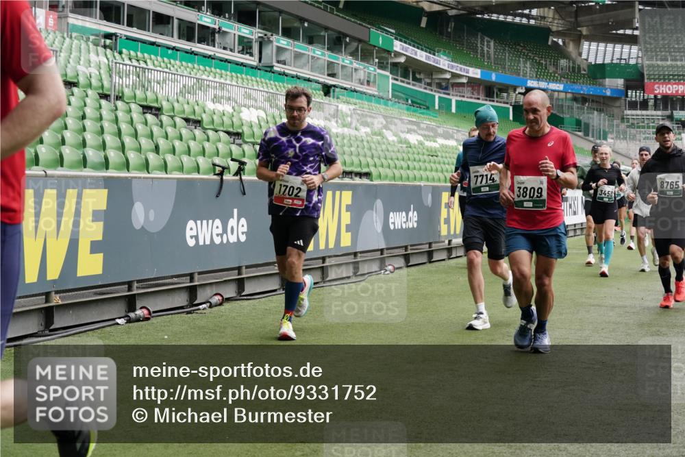05.10.2025 - 20. swb-Marathon Bremen Michael Burmester http://msf.ph/oto/9331752 05.10.2025 13:05:32 Laufen im Stadion 190, 199, 406, 520, 611, 678, 712, 804, 817, 858, 924, 1132, 1147, 1228, 1404, 1455, 1480, 1545, 1610, 1702, 1746, 1765, 1840, 1867, 1990, 2058, 2187, 2190, 2198, 2422, 2437, 2536, 2584, 2604, 2785, 2802, 2902, 2935, 3008, 3025, 3049, 3216, 3317, 3368, 3378, 3380, 3413, 3445, 3450, 3479, 3799, 3809, 3837, 3853, 4055, 4207, 4241, 4326, 4332, 4376, 4563, 4641, 4665, 4676, 4766, 4831, 4855, 4892, 4904, 4983, 5176, 5286, 5295, 5362, 5382, 5614, 5824, 5904, 6283 meine-sportfotos.de