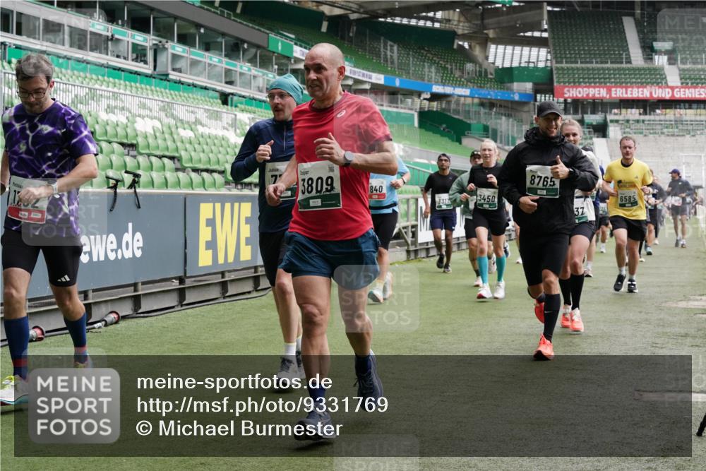 05.10.2025 - 20. swb-Marathon Bremen Michael Burmester http://msf.ph/oto/9331769 05.10.2025 13:05:33 Laufen im Stadion 190, 199, 406, 520, 611, 678, 712, 804, 817, 858, 924, 1132, 1147, 1228, 1404, 1455, 1480, 1545, 1610, 1702, 1746, 1765, 1840, 1867, 1990, 2058, 2187, 2190, 2198, 2422, 2437, 2584, 2604, 2785, 2902, 2935, 3008, 3025, 3049, 3216, 3317, 3368, 3378, 3380, 3413, 3445, 3450, 3479, 3799, 3809, 3837, 3853, 4055, 4207, 4241, 4326, 4332, 4376, 4563, 4641, 4665, 4676, 4766, 4831, 4855, 4892, 4904, 4983, 5176, 5286, 5295, 5362, 5382, 5614, 5824, 5904, 6283 meine-sportfotos.de