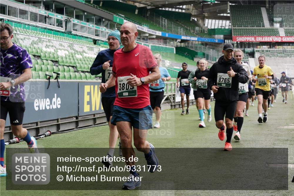 05.10.2025 - 20. swb-Marathon Bremen Michael Burmester http://msf.ph/oto/9331773 05.10.2025 13:05:33 Laufen im Stadion 190, 199, 406, 520, 611, 678, 712, 804, 817, 858, 924, 1132, 1147, 1228, 1404, 1455, 1480, 1545, 1610, 1702, 1746, 1765, 1840, 1867, 1990, 2058, 2187, 2190, 2198, 2422, 2437, 2584, 2604, 2785, 2902, 2935, 3008, 3025, 3049, 3216, 3317, 3368, 3378, 3380, 3413, 3445, 3450, 3479, 3799, 3809, 3837, 3853, 4055, 4207, 4241, 4326, 4332, 4376, 4563, 4641, 4665, 4676, 4766, 4831, 4855, 4892, 4904, 4983, 5176, 5286, 5295, 5362, 5382, 5614, 5824, 5904, 6283 meine-sportfotos.de