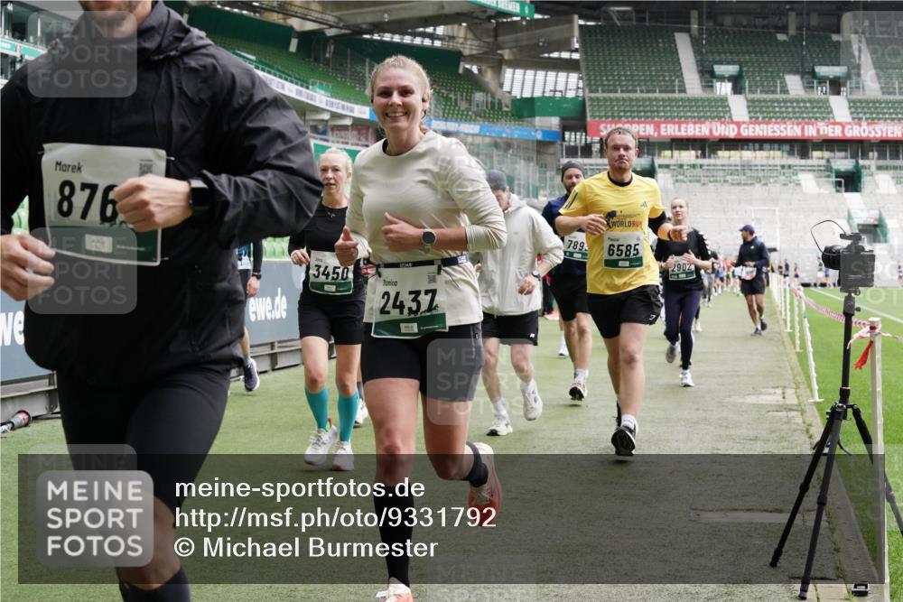 05.10.2025 - 20. swb-Marathon Bremen Michael Burmester http://msf.ph/oto/9331792 05.10.2025 13:05:35 Laufen im Stadion 190, 199, 406, 520, 611, 678, 712, 804, 817, 858, 924, 1147, 1228, 1404, 1410, 1455, 1480, 1545, 1610, 1702, 1746, 1765, 1840, 1867, 1990, 2058, 2187, 2190, 2198, 2422, 2437, 2584, 2604, 2671, 2785, 2902, 2935, 3008, 3025, 3049, 3216, 3317, 3368, 3378, 3380, 3445, 3450, 3479, 3799, 3809, 3837, 3853, 4055, 4207, 4326, 4332, 4376, 4563, 4641, 4665, 4676, 4766, 4831, 4855, 4892, 4904, 4983, 5166, 5176, 5295, 5362, 5382, 5614, 5824, 5904, 5945, 6283 meine-sportfotos.de