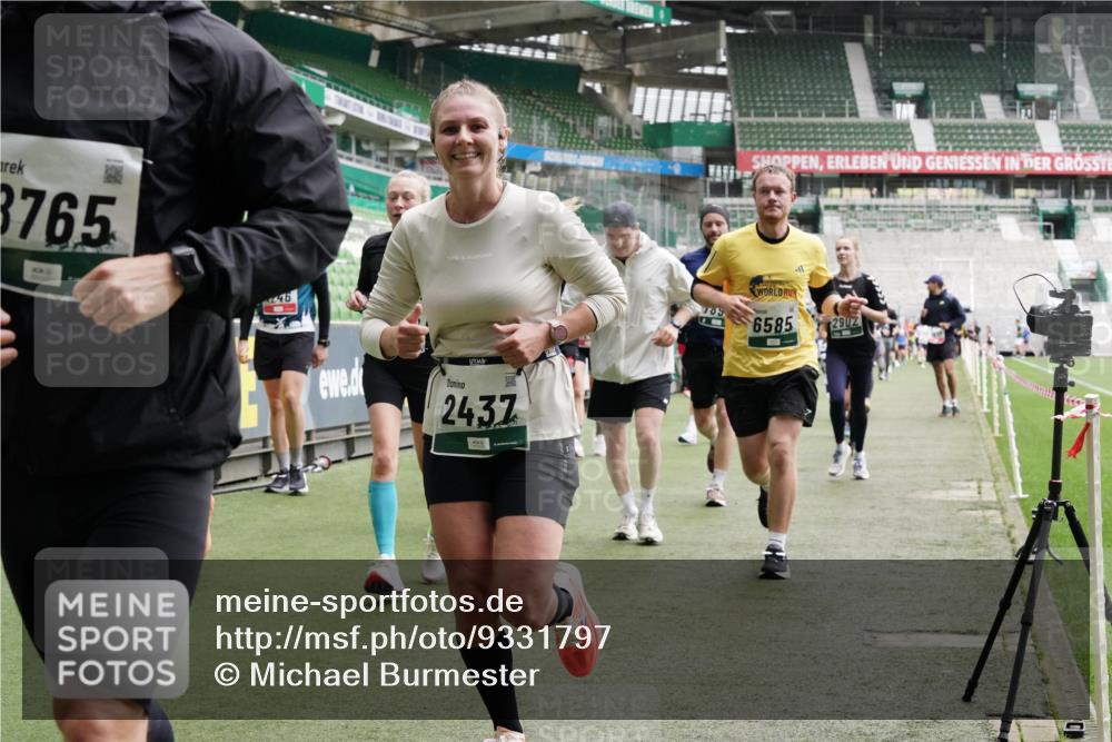 05.10.2025 - 20. swb-Marathon Bremen Michael Burmester http://msf.ph/oto/9331797 05.10.2025 13:05:35 Laufen im Stadion 190, 199, 406, 520, 611, 678, 712, 804, 817, 858, 924, 1147, 1228, 1404, 1410, 1455, 1480, 1545, 1610, 1702, 1746, 1765, 1840, 1867, 1990, 2058, 2187, 2190, 2198, 2422, 2437, 2584, 2604, 2671, 2785, 2902, 2935, 3008, 3025, 3049, 3216, 3317, 3368, 3378, 3380, 3445, 3450, 3479, 3799, 3809, 3837, 3853, 4055, 4207, 4326, 4332, 4376, 4563, 4641, 4665, 4676, 4766, 4831, 4855, 4892, 4904, 4983, 5166, 5176, 5295, 5362, 5382, 5614, 5824, 5904, 5945, 6283 meine-sportfotos.de