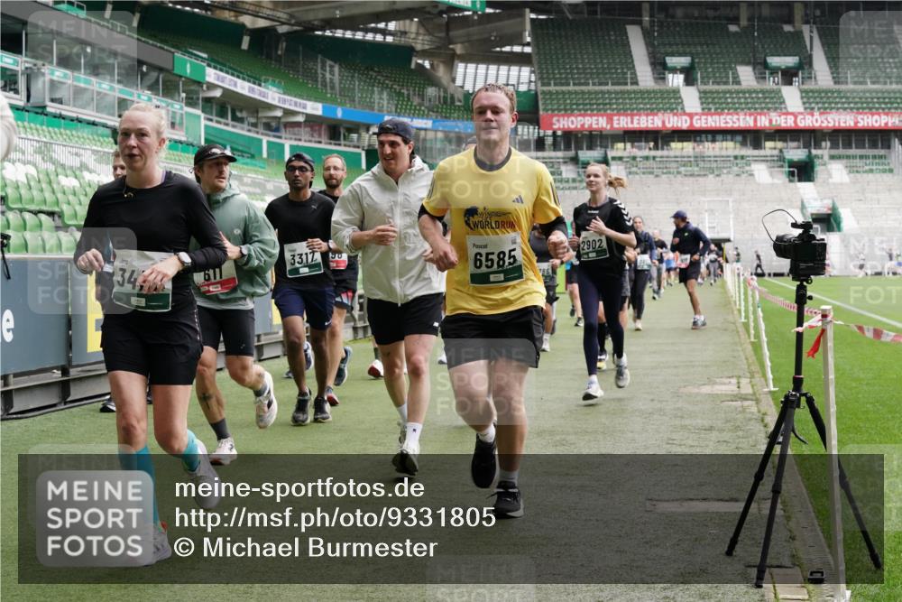 05.10.2025 - 20. swb-Marathon Bremen Michael Burmester http://msf.ph/oto/9331805 05.10.2025 13:05:36 Laufen im Stadion 190, 199, 406, 459, 520, 611, 678, 712, 804, 817, 858, 924, 1147, 1228, 1404, 1410, 1455, 1480, 1545, 1610, 1702, 1765, 1840, 1867, 1990, 2058, 2187, 2190, 2198, 2199, 2422, 2437, 2584, 2604, 2671, 2698, 2785, 2902, 2935, 3008, 3025, 3049, 3317, 3368, 3378, 3380, 3445, 3450, 3479, 3799, 3809, 3837, 3853, 4055, 4207, 4326, 4332, 4376, 4563, 4641, 4665, 4676, 4766, 4831, 4855, 4892, 4904, 4983, 5166, 5176, 5295, 5362, 5382, 5614, 5824, 5904, 5945, 6283 meine-sportfotos.de