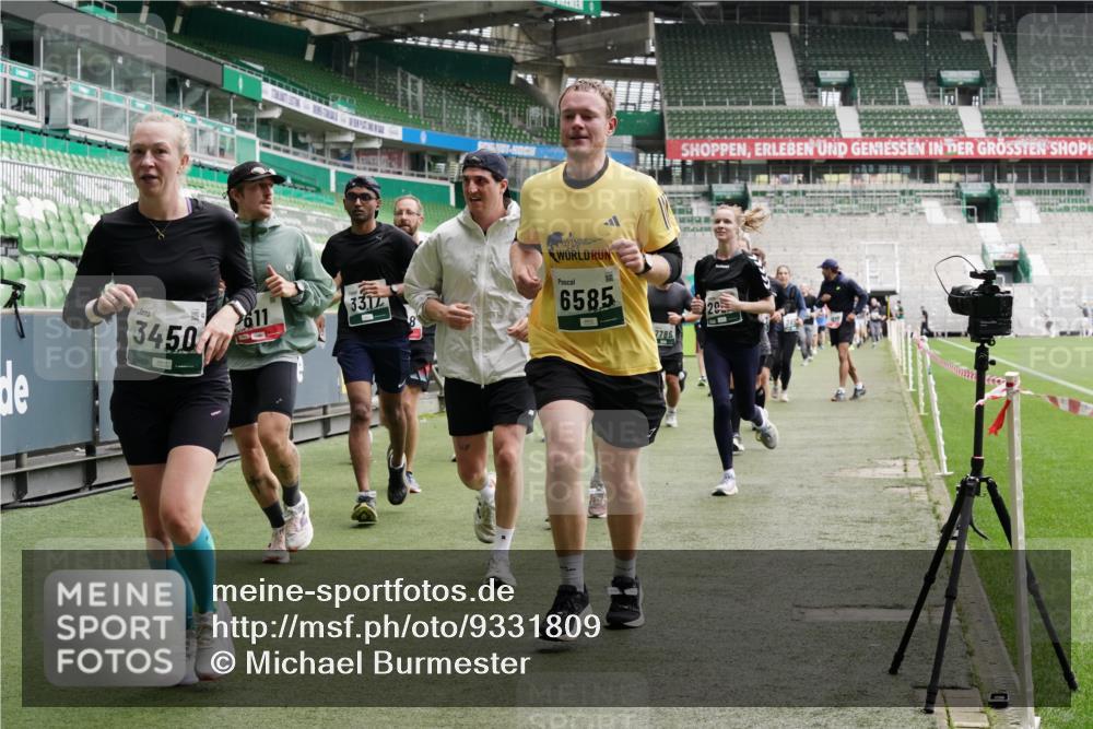 05.10.2025 - 20. swb-Marathon Bremen Michael Burmester http://msf.ph/oto/9331809 05.10.2025 13:05:36 Laufen im Stadion 190, 199, 406, 459, 520, 611, 678, 712, 804, 817, 858, 924, 1147, 1228, 1404, 1410, 1455, 1480, 1545, 1610, 1702, 1765, 1840, 1867, 1990, 2058, 2187, 2190, 2198, 2199, 2422, 2437, 2584, 2604, 2671, 2698, 2785, 2902, 2935, 3008, 3025, 3049, 3317, 3368, 3378, 3380, 3445, 3450, 3479, 3799, 3809, 3837, 3853, 4055, 4207, 4326, 4332, 4376, 4563, 4641, 4665, 4676, 4766, 4831, 4855, 4892, 4904, 4983, 5166, 5176, 5295, 5362, 5382, 5614, 5824, 5904, 5945, 6283 meine-sportfotos.de