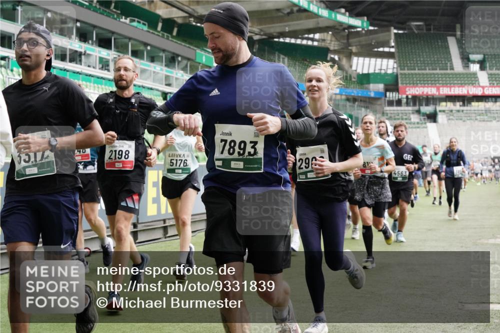 05.10.2025 - 20. swb-Marathon Bremen Michael Burmester http://msf.ph/oto/9331839 05.10.2025 13:05:38 Laufen im Stadion 190, 199, 406, 459, 520, 611, 678, 804, 817, 858, 924, 1147, 1154, 1228, 1404, 1410, 1455, 1480, 1545, 1610, 1702, 1840, 1867, 1990, 2058, 2187, 2190, 2198, 2199, 2422, 2437, 2584, 2604, 2671, 2698, 2748, 2785, 2902, 2935, 3008, 3025, 3049, 3317, 3368, 3378, 3380, 3445, 3450, 3479, 3799, 3809, 3837, 3853, 4055, 4207, 4326, 4332, 4376, 4563, 4641, 4643, 4665, 4676, 4766, 4831, 4855, 4892, 4904, 4983, 5166, 5176, 5362, 5382, 5614, 5824, 5904, 5945, 6283 meine-sportfotos.de