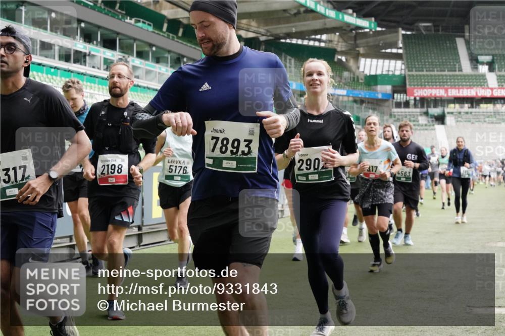 05.10.2025 - 20. swb-Marathon Bremen Michael Burmester http://msf.ph/oto/9331843 05.10.2025 13:05:38 Laufen im Stadion 190, 199, 406, 459, 520, 611, 678, 804, 817, 858, 924, 1147, 1154, 1228, 1404, 1410, 1455, 1480, 1545, 1610, 1702, 1840, 1867, 1990, 2058, 2187, 2190, 2198, 2199, 2422, 2437, 2584, 2604, 2671, 2698, 2748, 2785, 2902, 2935, 3008, 3025, 3049, 3317, 3368, 3378, 3380, 3445, 3450, 3479, 3799, 3809, 3837, 3853, 4055, 4207, 4326, 4332, 4376, 4563, 4641, 4643, 4665, 4676, 4766, 4831, 4855, 4892, 4904, 4983, 5166, 5176, 5362, 5382, 5614, 5824, 5904, 5945, 6283 meine-sportfotos.de